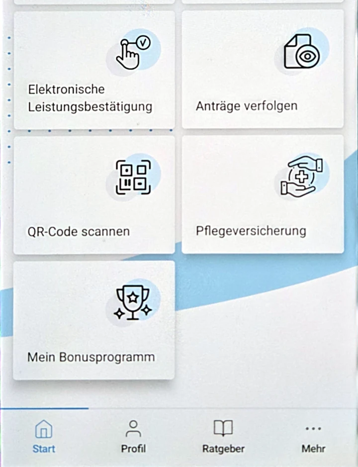 Kacheln der HEK Service-App, unten links die Kachel „Mein Bonusprogramm“ mit dem Pokal